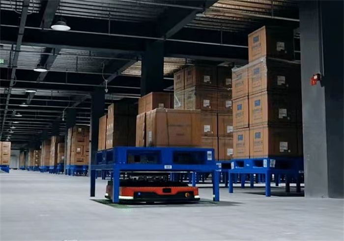 獻(xiàn)禮卅五華誕|衛(wèi)華35臺(tái)AGV搬運(yùn)機(jī)器人 批量交付,引 領(lǐng)倉(cāng)儲(chǔ)智能化新潮流