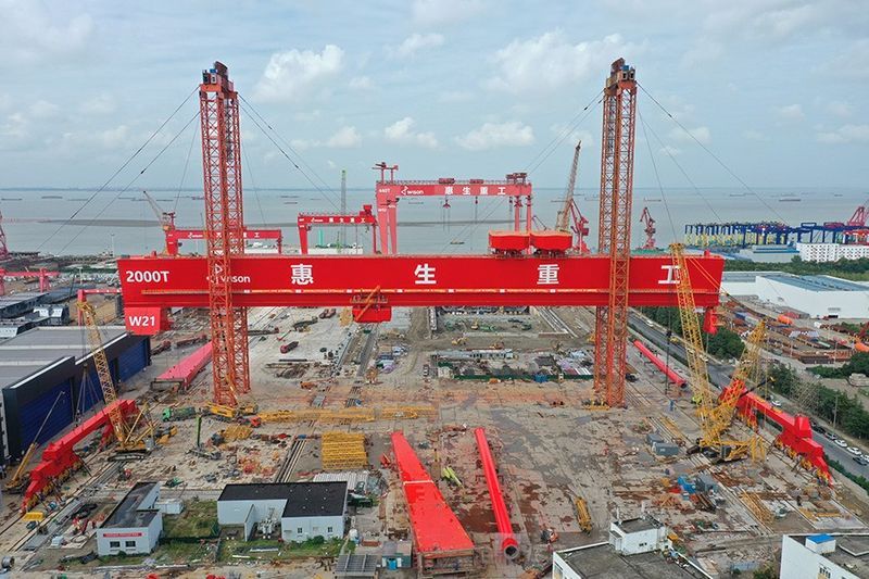又一個2000t門機!衛華共同參與制造的國內**大噸位造船門式起重機完成提升!